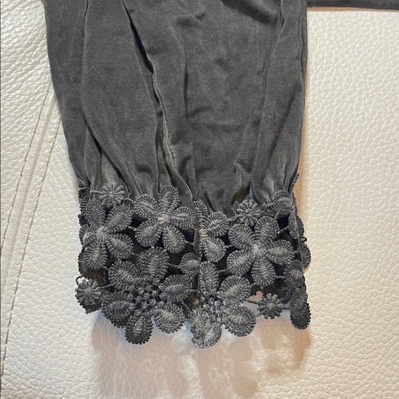 Freckled Poppy x POL Embroidered Detail Gray Women's Top - NWOT - Picture 7 of 10